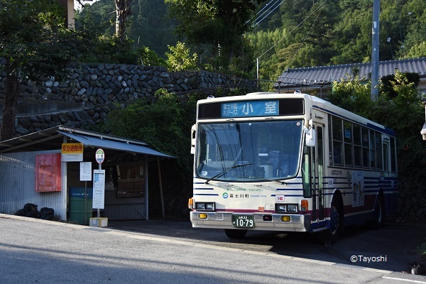 小室にて